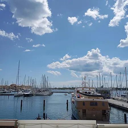 Agreable A 28 M² Avec Piscine アグド