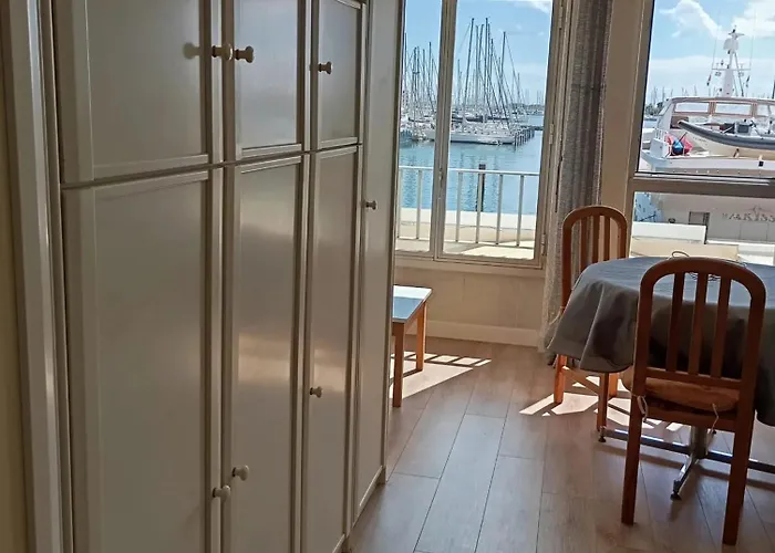 Agreable A 28 M² Avec Piscine * アグド